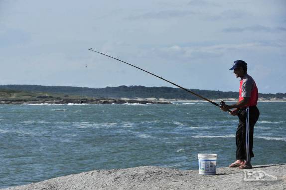 Pscador na Punta del Diablo, no litoral do Uruguai